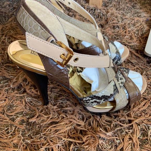 ✨ CROCODILE MICHAEL KORS HEELS ✨ - Picture 2 of 4